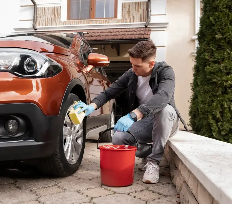 Lavage auto à domicile Dingy-en-Vuache : professionnel intervenant sur un véhicule